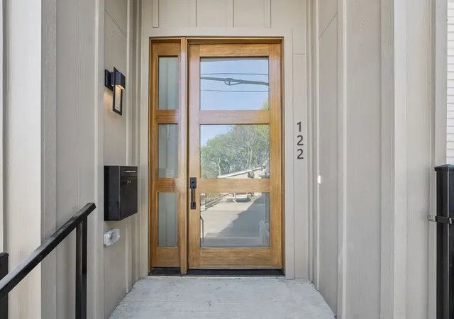 Photo 3 of Townhouse for sale at 122 S Church St, Mc Kinney, TX 75069 | MLS# 21214947 | Listing updated on 2026-09-13