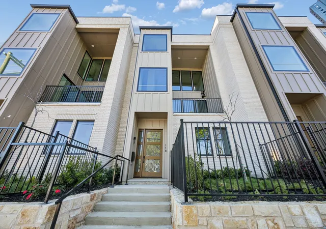 Photo 1 of Townhouse for sale at 118 S Church St, Mc Kinney, TX 75069 | MLS# 21215617 | Listing updated on 2026-09-28