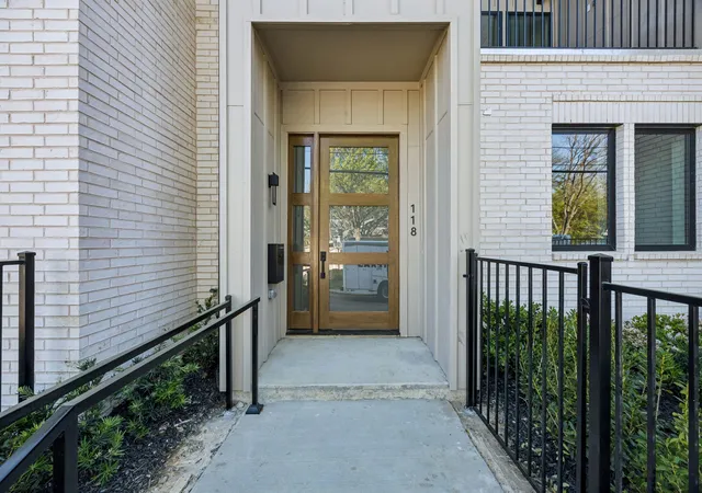 Photo 2 of Townhouse for sale at 118 S Church St, Mc Kinney, TX 75069 | MLS# 21215617 | Listing updated on 2026-09-28