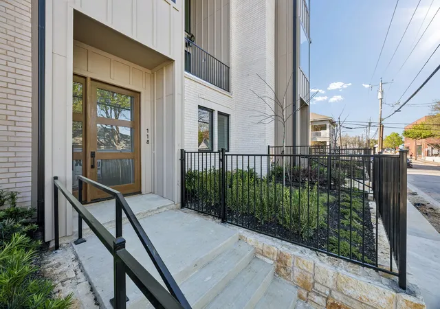 Photo 3 of Townhouse for sale at 118 S Church St, Mc Kinney, TX 75069 | MLS# 21215617 | Listing updated on 2026-09-28
