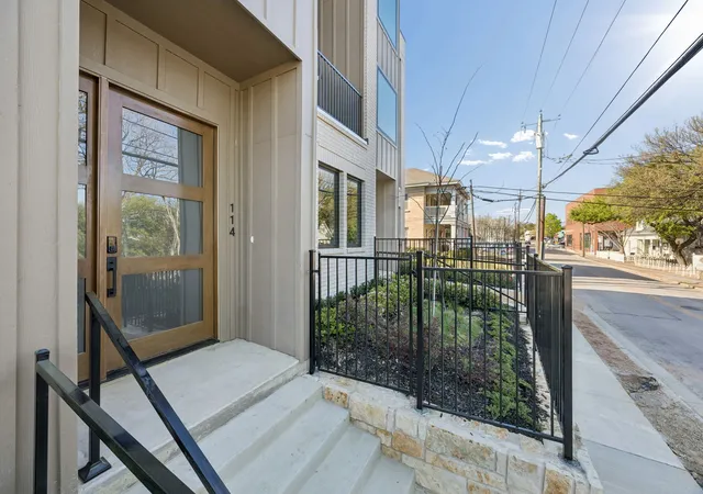 Photo 2 of Townhouse for sale at 114 S Church St, Mc Kinney, TX 75069 | MLS# 21215696 | Listing updated on 2026-09-28