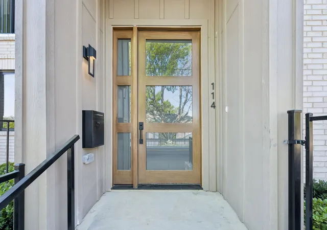Photo 3 of Townhouse for sale at 114 S Church St, Mc Kinney, TX 75069 | MLS# 21215696 | Listing updated on 2026-09-28