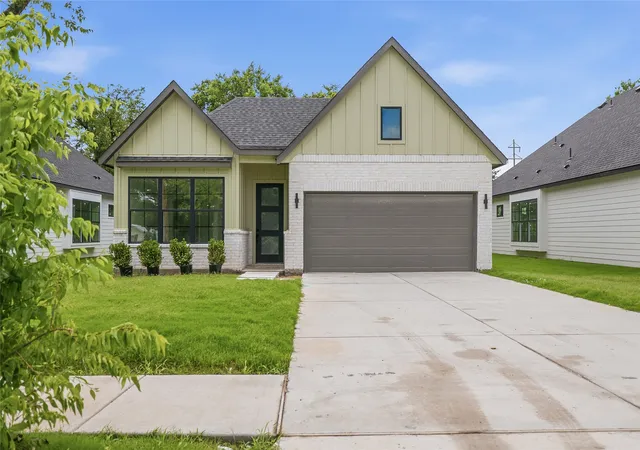 Photo 1 of Single family home for sale at 305 E Locust St, Leonard, TX 75452 | MLS# 21212695 | Listing updated on 2026-09-11