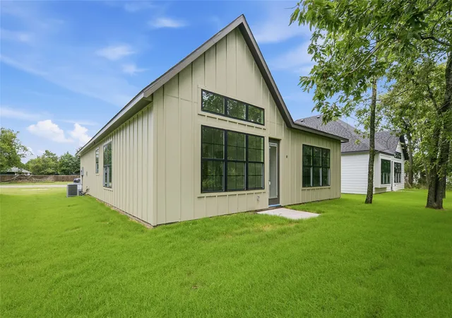 Photo 2 of Single family home for sale at 305 E Locust St, Leonard, TX 75452 | MLS# 21212695 | Listing updated on 2026-09-11