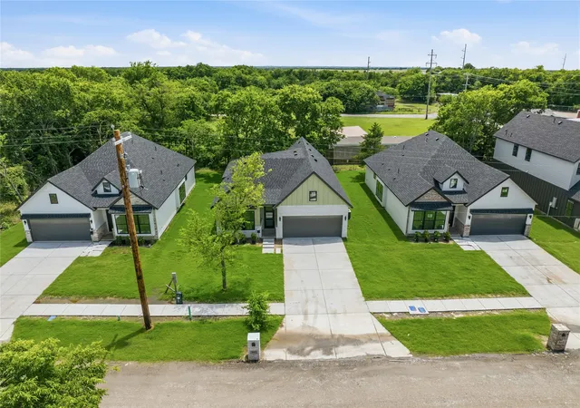 Photo 3 of Single family home for sale at 305 E Locust St, Leonard, TX 75452 | MLS# 21212695 | Listing updated on 2026-09-11