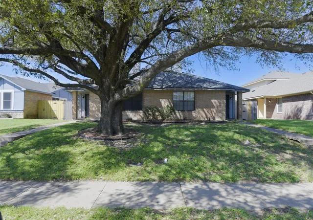 Photo 1 of Sale Pending at 1433 N Bluegrove Rd, Lancaster, TX 75134 | MLS# 21212561 | Listing updated on 2026-09-24