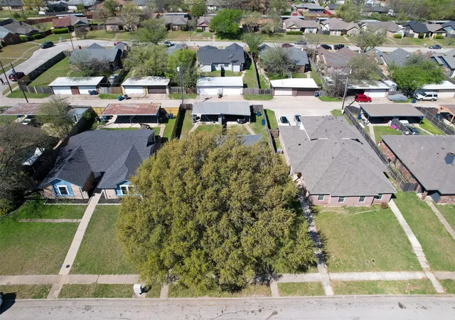 Photo 2 of Sale Pending at 1433 N Bluegrove Rd, Lancaster, TX 75134 | MLS# 21212561 | Listing updated on 2026-09-24