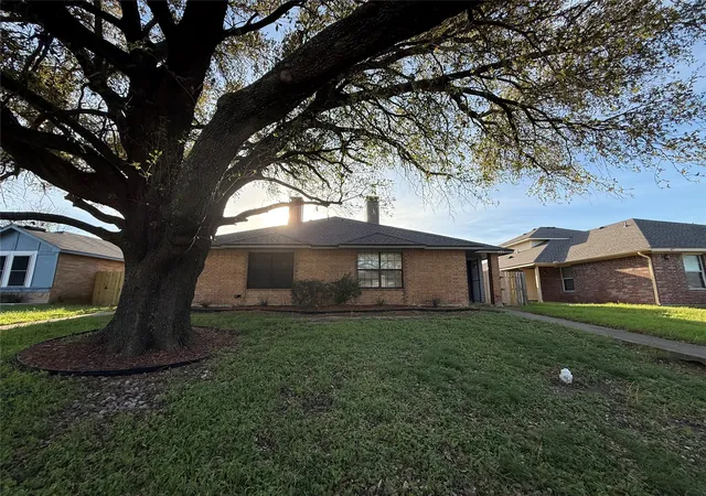 Photo 3 of Sale Pending at 1433 N Bluegrove Rd, Lancaster, TX 75134 | MLS# 21212561 | Listing updated on 2026-09-24