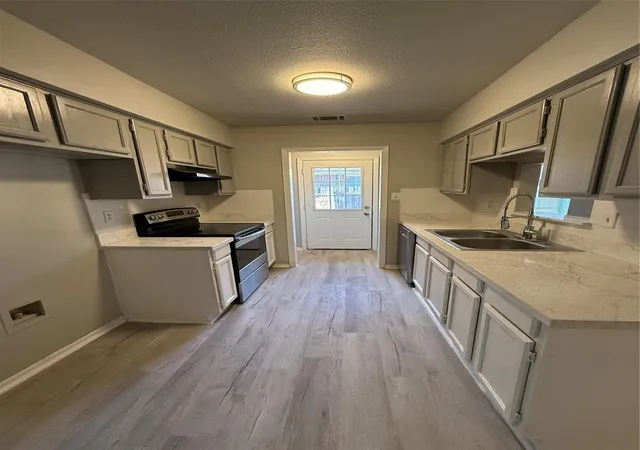 Photo 4 of Sale Pending at 1433 N Bluegrove Rd, Lancaster, TX 75134 | MLS# 21212561 | Listing updated on 2026-09-24
