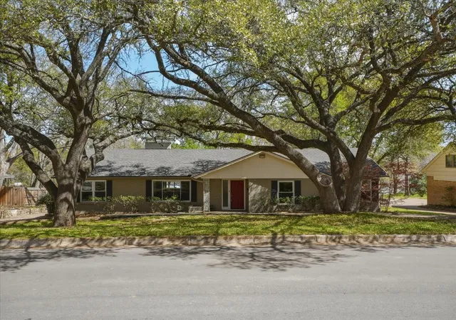 Photo 2 of Single family home for sale at 3863 Clayton Rd E, Fort Worth, TX 76116 | MLS# 21206210 | Listing updated on 2026-09-08