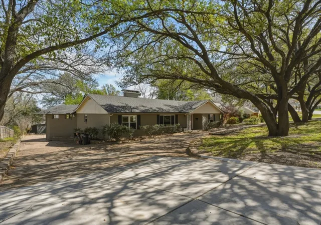 Photo 3 of Single family home for sale at 3863 Clayton Rd E, Fort Worth, TX 76116 | MLS# 21206210 | Listing updated on 2026-09-08