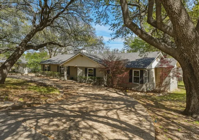 Photo 3 of Single family home for sale at 3863 Clayton Rd E, Fort Worth, TX 76116 | MLS# 21206210 | Listing updated on 2026-09-08