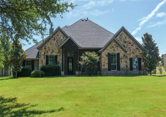 Photo 1 of Single family home for sale at 181 Fairview Ct, Decatur, TX 76234 | MLS# 21215679 | Listing updated on 2026-09-13