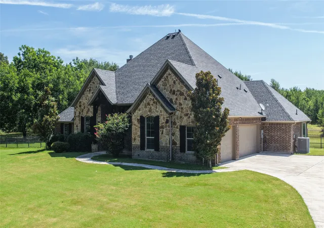 Photo 2 of Single family home for sale at 181 Fairview Ct, Decatur, TX 76234 | MLS# 21215679 | Listing updated on 2026-09-13