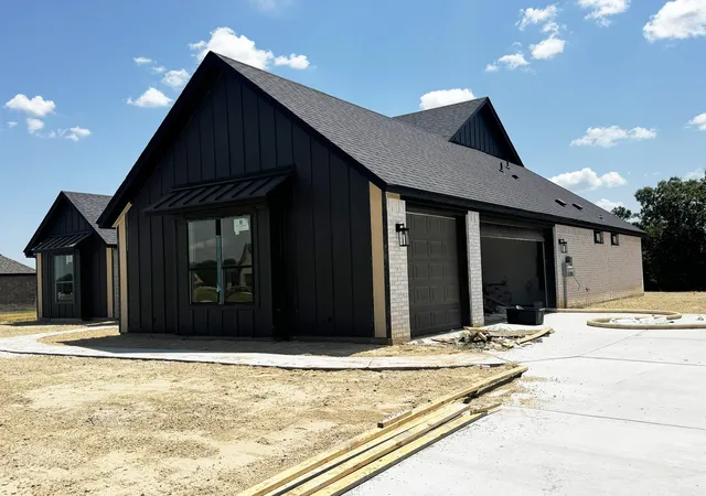 Photo 2 of Single family home for sale at 1102 Silver Sage Trl, Weatherford, TX 76085 | MLS# 21216113 | Listing updated on 2026-09-07