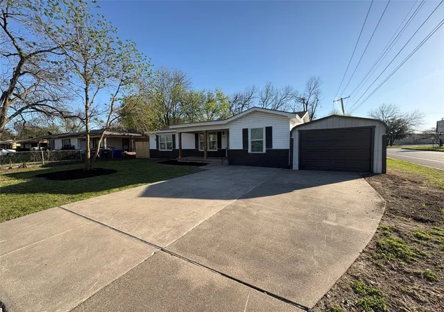 Photo 3 of Single family home for sale at 2401 S 26th St, Waco, TX 76706 | MLS# 21214694 | Listing updated on 2026-09-14