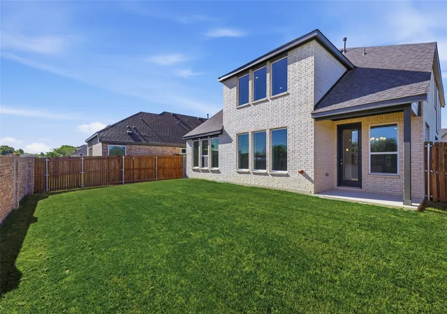 Photo 2 of Sale Pending at 1421 Odette Dr, Arlington, TX 76013 | MLS# 21214262 | Listing updated on 2026-09-24