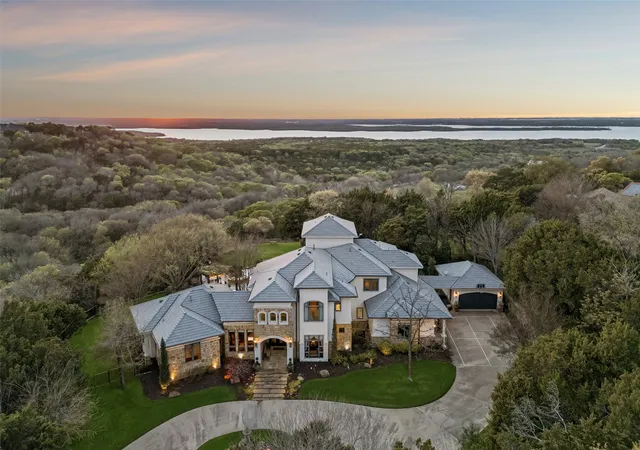 Photo 2 of Mansion for sale at 707 Oakhill Ln, Cedar Hill, TX 75104 | MLS# 21212292 | Listing updated on 2026-09-20