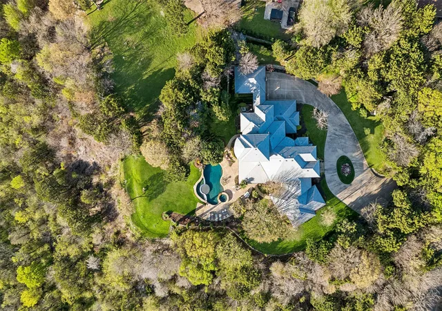 Photo 3 of Mansion for sale at 707 Oakhill Ln, Cedar Hill, TX 75104 | MLS# 21212292 | Listing updated on 2026-09-20