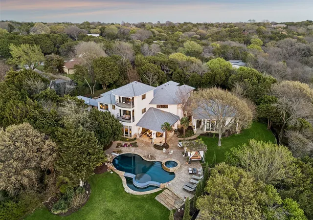 Photo 3 of Single family home for sale at 707 Oakhill Ln, Cedar Hill, TX 75104 | MLS# 21212292 | Listing updated on 2026-09-20