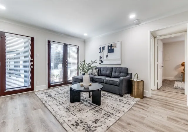 Listing Photo 4 - Condo for sale in building located at 10211 Regal Oaks Dr, Dallas, TX 75230 - Unit #120