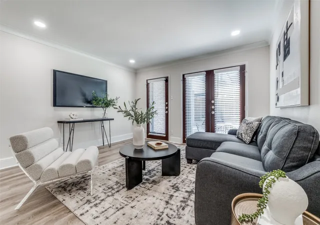 Listing Photo 5 - Condo for sale in building located at 10211 Regal Oaks Dr, Dallas, TX 75230 - Unit #120