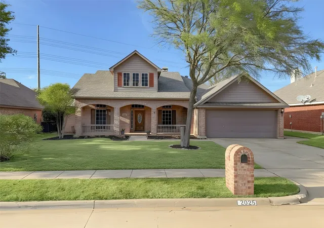 Photo 2 of Sale Pending at 2025 Fair Oaks Cir, Corinth, TX 76210 | MLS# 21212363 | Listing updated on 2026-09-10