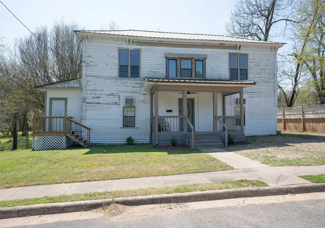 Photo 3 of Single family home for sale at 631 W Austin, Paris, TX 75460 | MLS# 21217625 | Listing updated on 2026-09-12