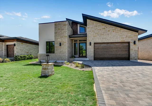 Photo 3 of Single family home for sale at 121 Azalea Loop, Horseshoe Bay, TX 78657 | MLS# 21210328 | Listing updated on 2026-09-14