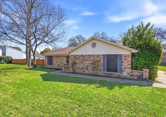 Photo 3 of Single family home for sale at 1503 N Fielder Rd, Arlington, TX 76012 | MLS# 21217011 | Listing updated on 2026-10-07