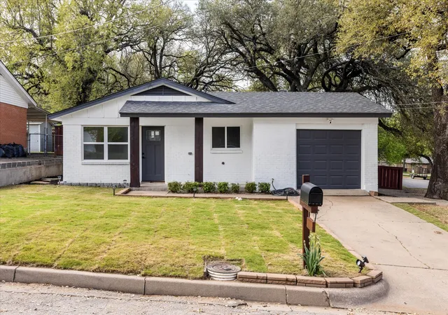 Photo 1 of Single family home for sale at 602 E 4th St, Weatherford, TX 76086 | MLS# 21218491 | Listing updated on 2026-09-13