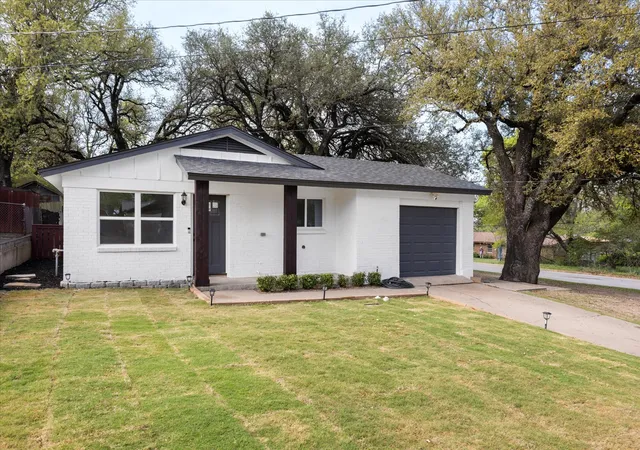 Photo 2 of Single family home for sale at 602 E 4th St, Weatherford, TX 76086 | MLS# 21218491 | Listing updated on 2026-09-13