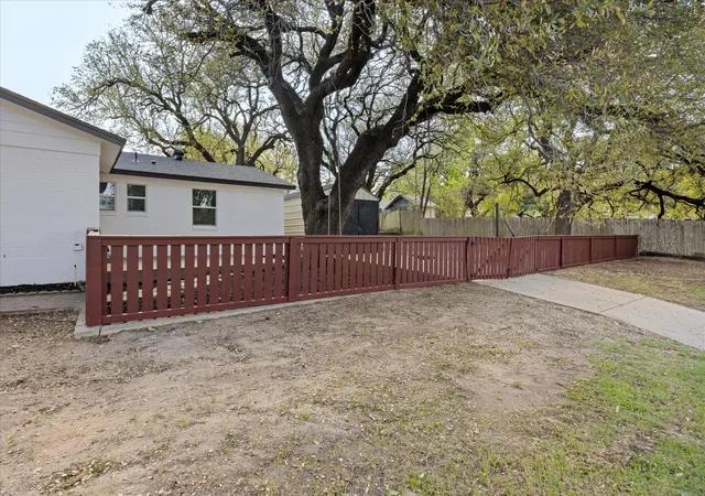 Photo 4 of Single family home for sale at 602 E 4Th St, Weatherford, TX 76086 | MLS# 21218491 | Listing updated on 2026-09-13