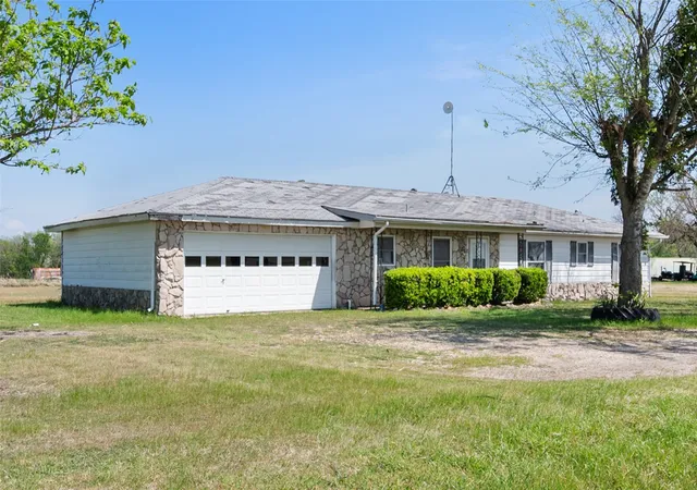 Photo 4 of Single family home for sale at 627 Fm 633, Kerens, TX 75144 | MLS# 21190638 | Listing updated on 2026-10-29