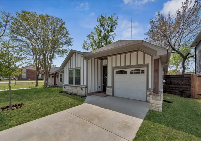 Photo 3 of Sale Pending at 326 S Main St, Cedar Hill, TX 75104 | MLS# 21218179 | Listing updated on 2026-09-07