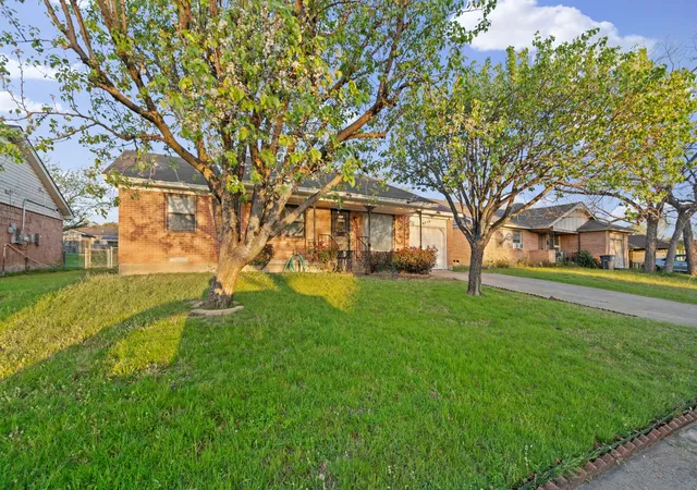 Photo 3 of Sale Pending at 4215 Elk Horn Trl, Dallas, TX 75216 | MLS# 21212084 | Listing updated on 2026-09-08
