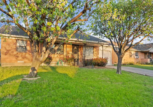 Photo 4 of Sale Pending at 4215 Elk Horn Trl, Dallas, TX 75216 | MLS# 21212084 | Listing updated on 2026-09-08
