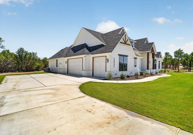 Photo 3 of Single family home for sale at 2037 Preserves Trl, Weatherford, TX | MLS# 21219982 | Listing updated on 2026-10-04