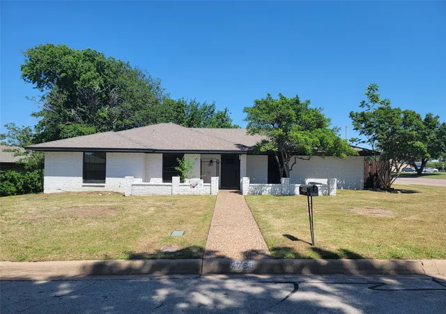 Photo 2 of Sale Pending at 4750 Winesanker Wy, Fort Worth, TX 76133 | MLS# 21220131 | Listing updated on 2026-09-14