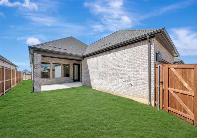 Photo 3 of Single family home for sale at 2081 Pine Grove Ln, Arlington, TX 76005 | MLS# 21220208 | Listing updated on 2026-10-04