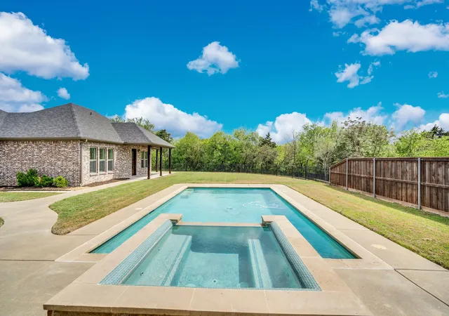 Photo 3 of Single family home for sale at 136 Sullivan Wy, Waxahachie, TX 75167 | MLS# 21214812 | Listing updated on 2026-09-12