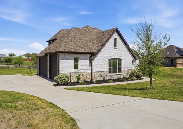 Photo 4 of Single family home for sale at 704 Cactus Creek Ct, Godley, TX 76044 | MLS# 21218915 | Listing updated on 2026-09-24