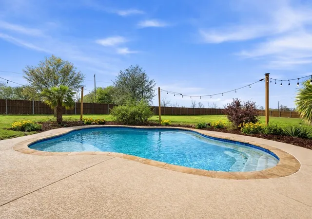 Photo 3 of Single family home for sale at 105 Devonshire Dr, Waxahachie, TX 75167 | MLS# 21220474 | Listing updated on 2026-10-02