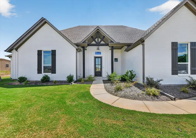 Photo 3 of Sale Pending at 1005 Ronnie Ct, Springtown, TX 76082 | MLS# 21223047 | Listing updated on 2026-09-13