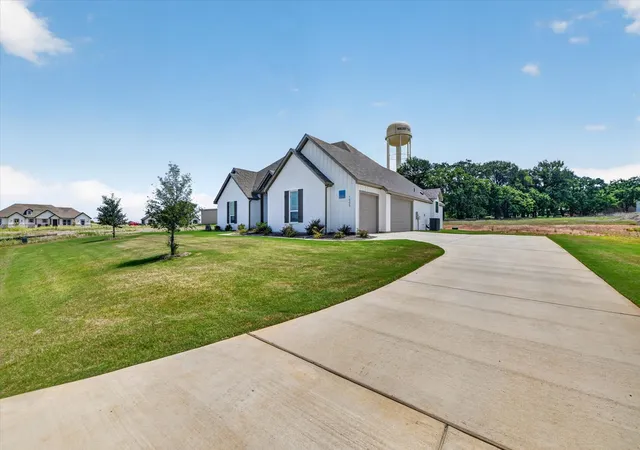 Photo 3 of Sale Pending at 1005 Ronnie Ct, Springtown, TX 76082 | MLS# 21223047 | Listing updated on 2026-09-13