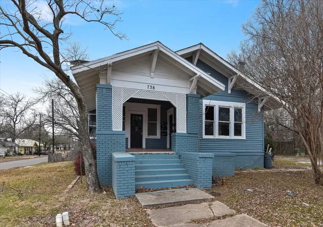 Photo 2 of Single family home for sale at 738 Sw 1st St, Paris, TX 75460 | MLS# 21223447 | Listing updated on 2026-09-10