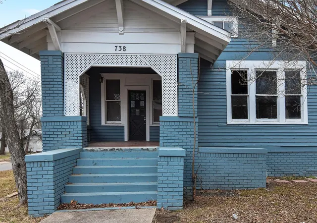 Photo 3 of Single family home for sale at 738 Sw 1st St, Paris, TX 75460 | MLS# 21223447 | Listing updated on 2026-09-10