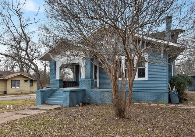Photo 3 of House for sale at 738 Sw 1St St, Paris, TX 75460 | MLS# 21223447 | Listing updated on 2026-09-10