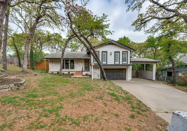 Photo 1 of Sale Pending at 2705 Black Oak Ln, Arlington, TX 76012 | MLS# 21223915 | Listing updated on 2026-09-10