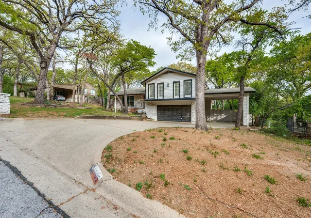 Photo 2 of Sale Pending at 2705 Black Oak Ln, Arlington, TX 76012 | MLS# 21223915 | Listing updated on 2026-09-10